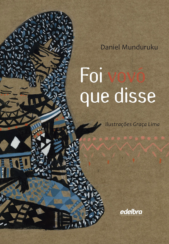 Capa do livro Foi vovó que disse de Daniel Munduruku. Imagem de uma avó usando roupas tribais e com neto no colo.